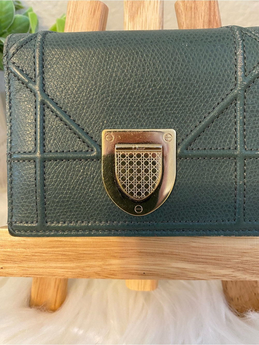Christian Dior Diorama Green Textured Leather Card Wallet with Gold Logo - Picture 2 of 14